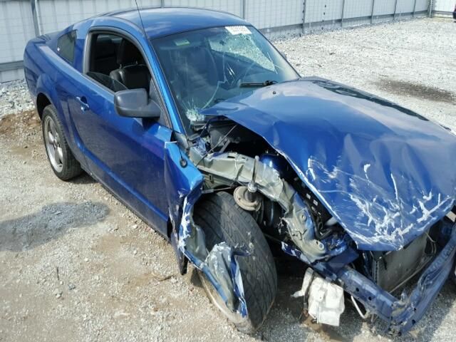 1ZVFT82H165147536-2006-ford-mustang-0
