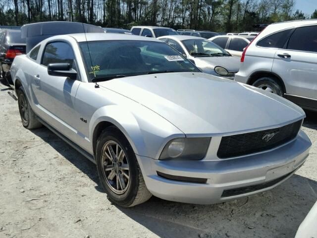 1ZVHT80N285155942-2008-ford-mustang-0