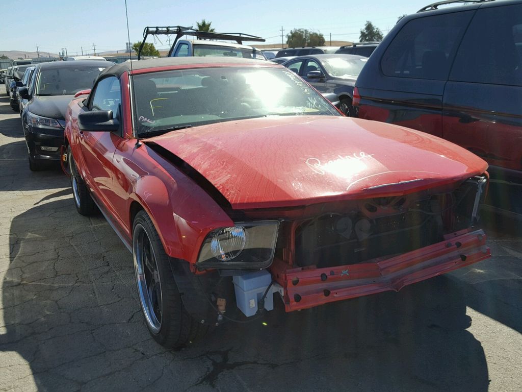 1ZVFT84N655207876-2005-ford-mustang-0