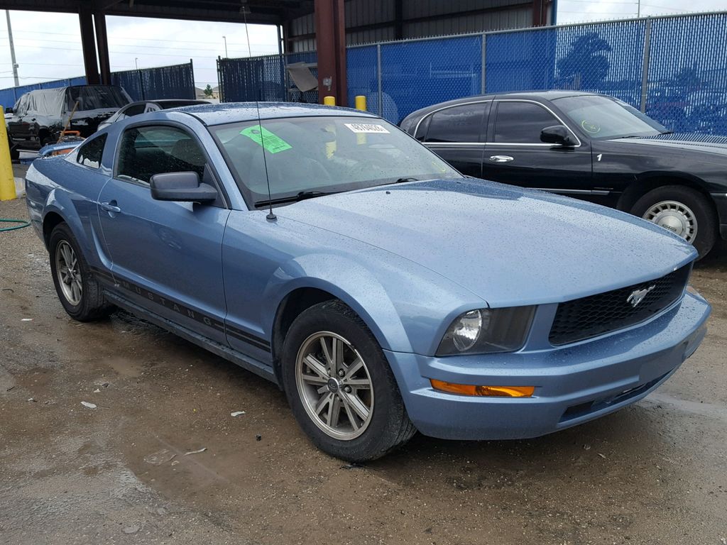 1ZVFT80N155213106-2005-ford-mustang-0