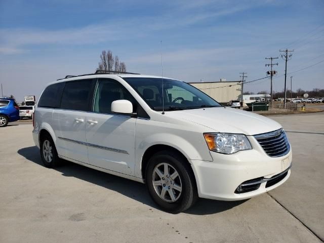 2A4RR5DG7BR694285-2011-chrysler-town-and-country-0