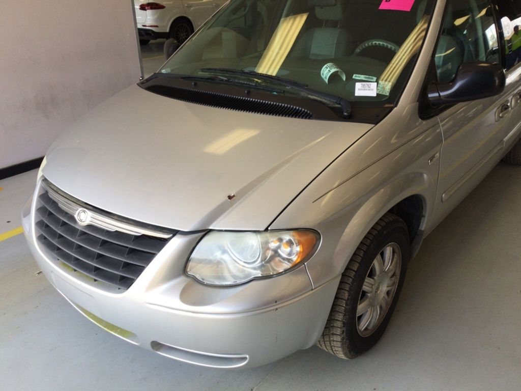2A4GP54L17R213884-2007-chrysler-town-and-country-0