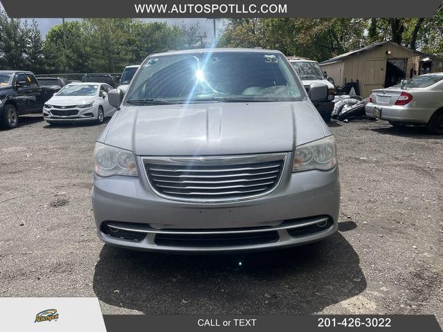 2C4RC1BGXER324035-2014-chrysler-town-and-country-0