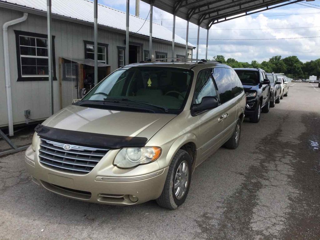 2C8GP64L65R356448-2005-chrysler-town-and-country-0