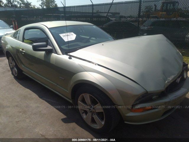 1ZVFT82H365120127-2006-ford-mustang-0