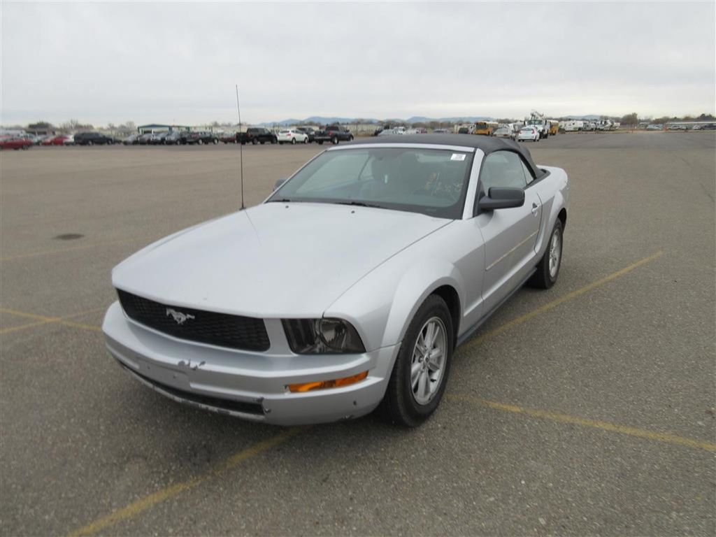 1ZVFT84N655207652-2005-ford-mustang-0