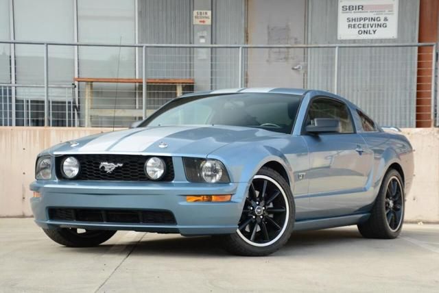 1ZVHT82H665120650-2006-ford-mustang-0
