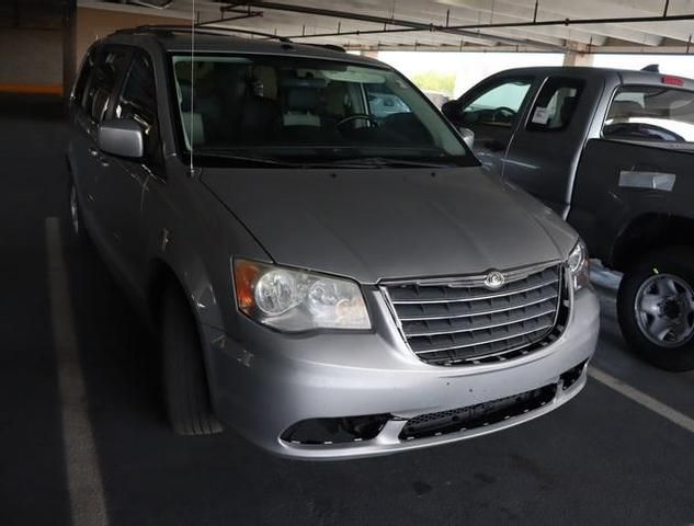 2A4RR8DX2AR352047-2010-chrysler-town-and-country-0