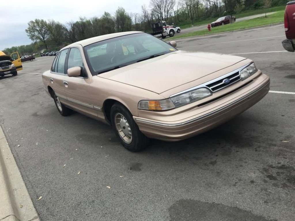 ford-crown-victoria-1996